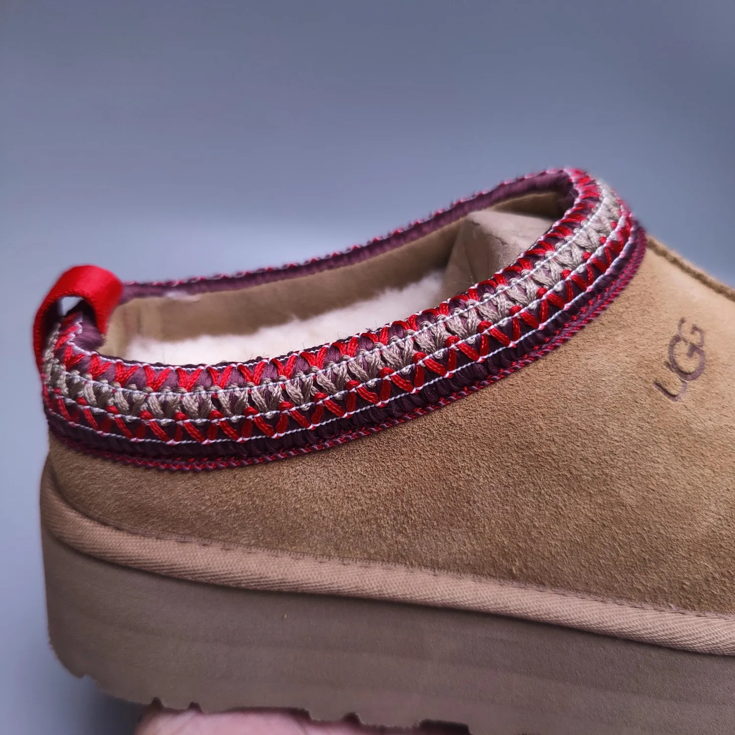 💰440 UGG sheepskin all-in-one snow boots 2553 co-branded national trend style thick-soled one-leg women’s snow boots🐾~ 🍭 A co-branded trendy item launched with well-known designer brands Feng Chen Wang and TELFAR. Zhou Dongyu & Wang Jiaer’s same style Fang Kete boots. The slip-on design makes it easy to put on and take off, and can be used indoors or outdoors. The exotic edging design is eye-catching, and it is definitely worth buying~ 🍭Material: cowhide➕sheep fur Outsole: rubber (light wing technology) 🍭Color: black, maroon, sand, dark green, light gray, chocolate, beige, walnut, brown, dark gray, red 🍭Number of codes: 35-42
